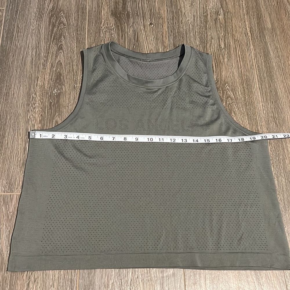 Lululemon Swiftly Breathe Crop Tank
Los Angeles / Grey Sage Size 10 - Picture 9 of 13